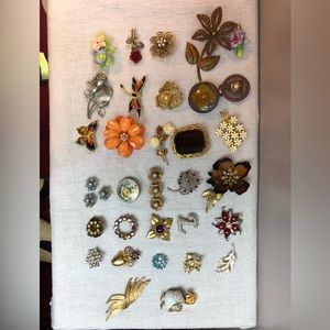 BROOCH LOT: 32 brooches, LISNER, A&S, W.Germany, Rhinestones etc. #204